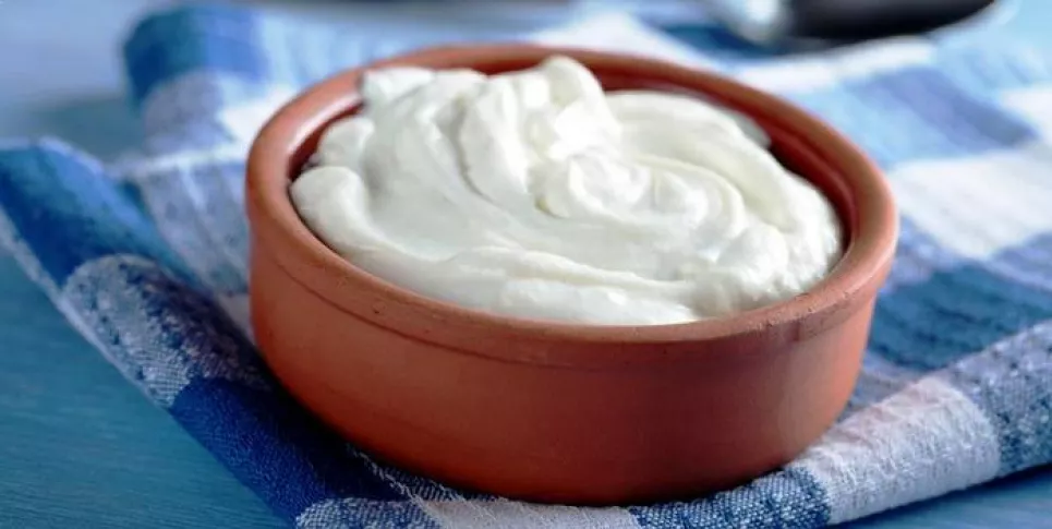 Jogurt naturalny z miodem i orzechami